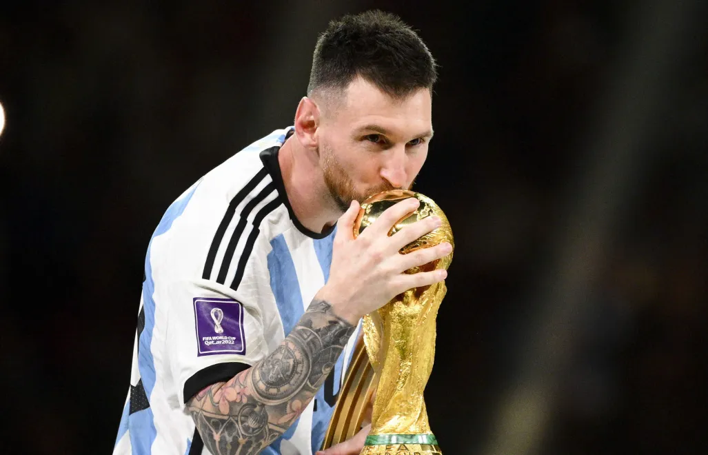 Leo Messi z pucharem świata po finale Mistrzostw Świata w Katarze, fot. PAP/Panoramic/JB Autissier