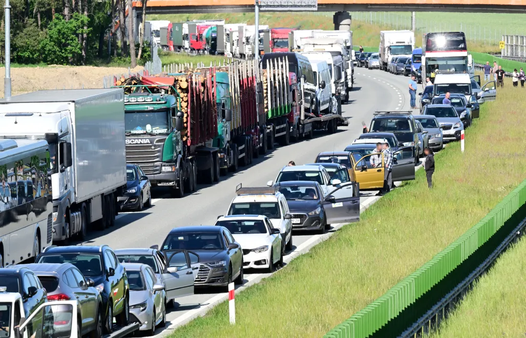 Korek na drodze, Fot. PAP/Tytus Żmijewski