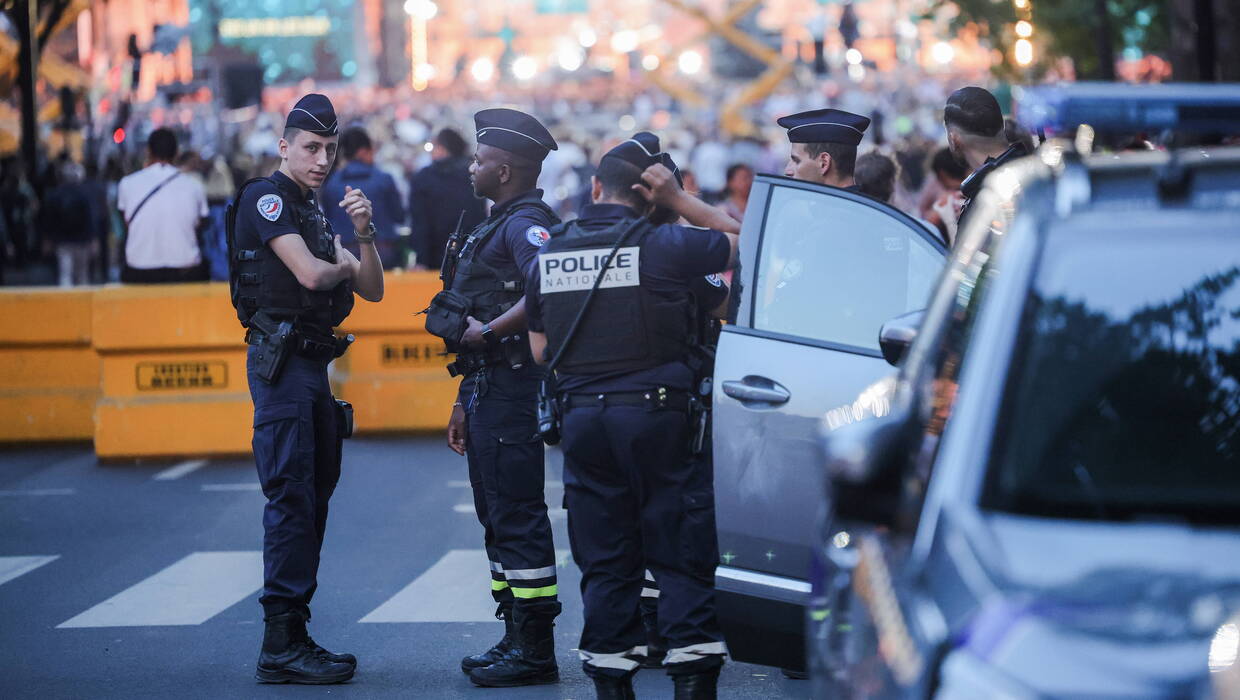 Policja na ulicach Paryża Fot. OLIVIER MATTHYS/PAP/EPA