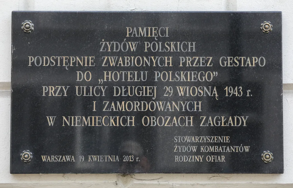 3. Pamiątkowa tablica "Pamięci Żydów polskich podstępnie zwabionych przez gestapo do Hotelu Polskiego przy ulicy Długiej 29 wiosną 1943 r.  Fot. PAP/ Paweł Supernak