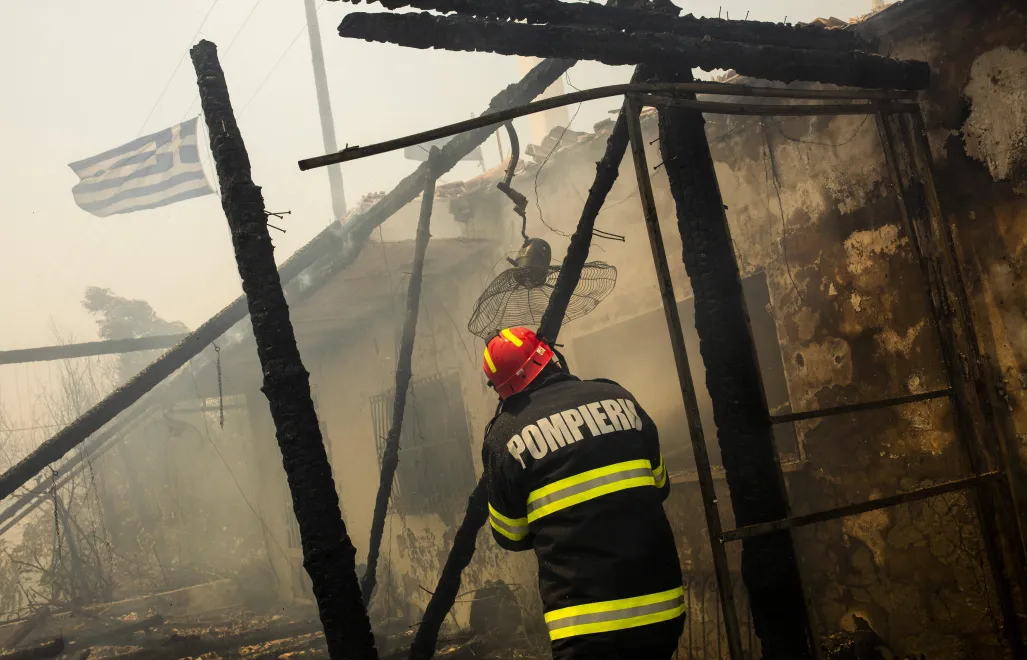 Rumuński strażak podczas akcji na greckiej wyspie Rodos, fot. PAP/DPA/Socrates Baltagiannis