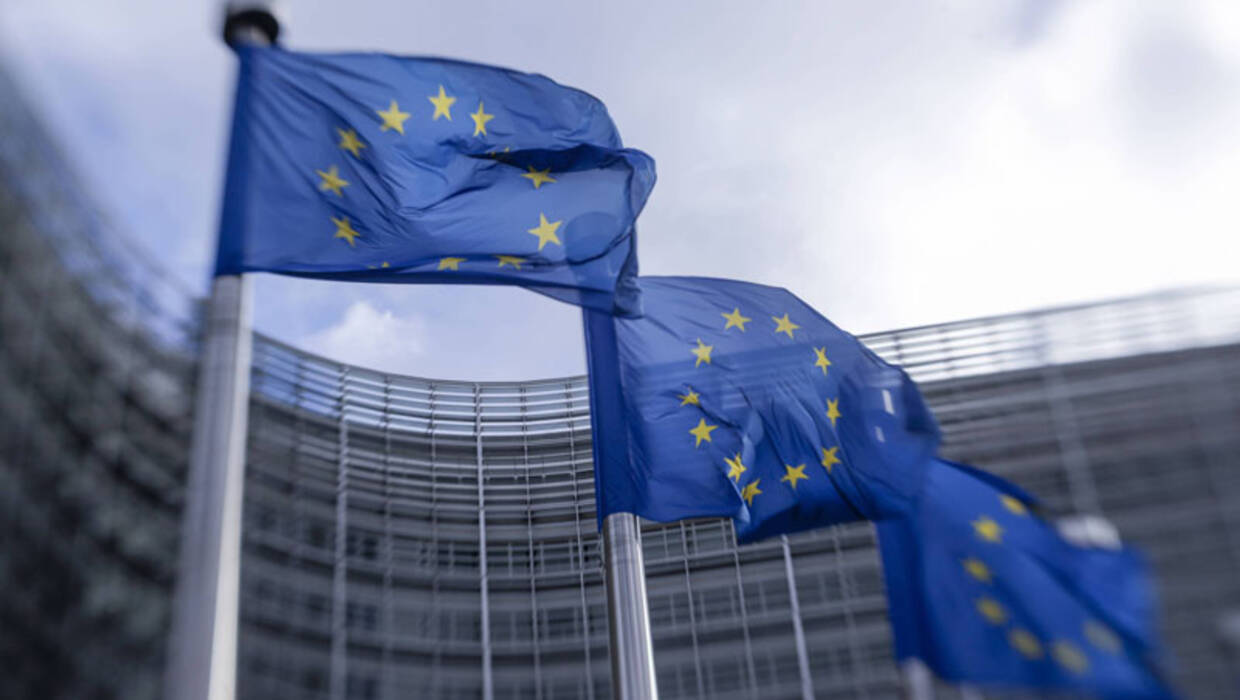 Flagi przed siedzibą Komisji Europejskiej w Brukseli, Belgia. Fot. PAP/ EPA / OLIVIER HOSLET