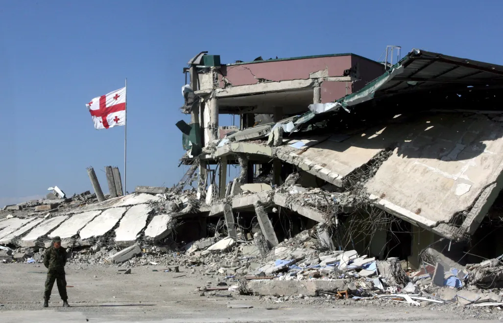 Zniszczona gruzińska baza wojskowa w mieście Gori, którą odwiedził 16 bm. sekretarz generalny NATO Jaap de Hoop Scheffer, fot. PAP/EPA/ZURAB KURTSIKIDZE