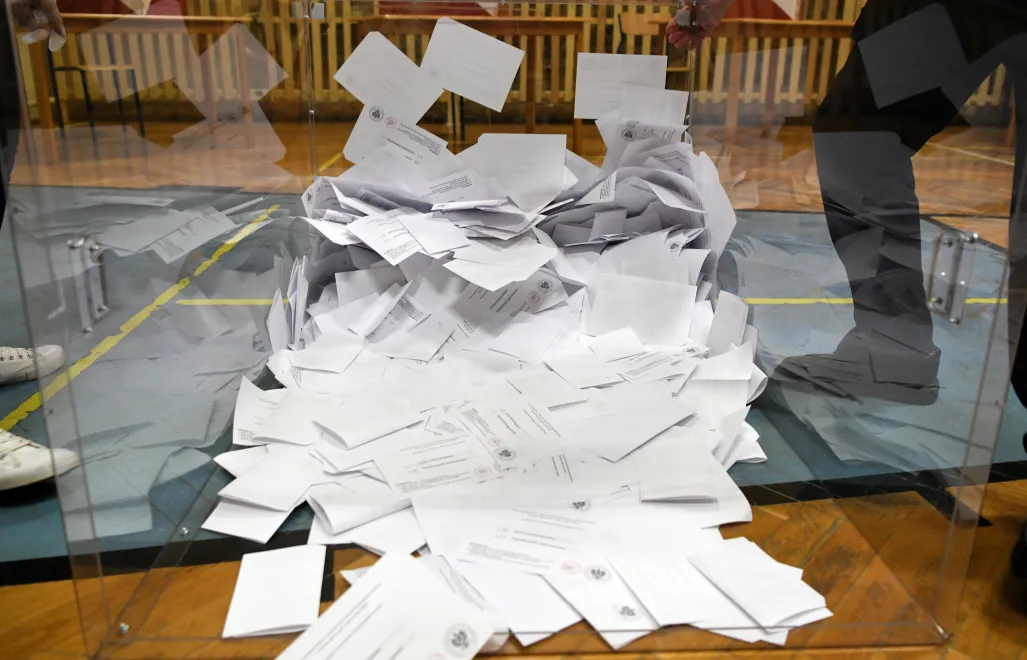 Liczenie głosów przez członków komisji wyborczej Fot. PAP/Darek Delmanowicz