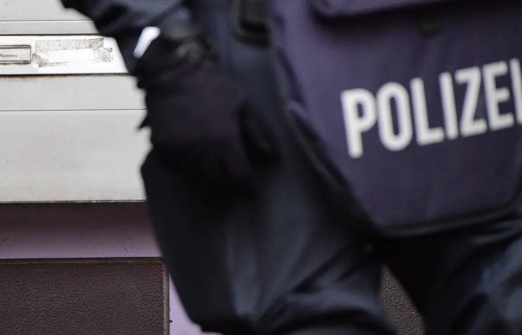 Uzbrojony oficer niemieckiej policji. Fot. PAP/EPA/CLEMENS BILAN