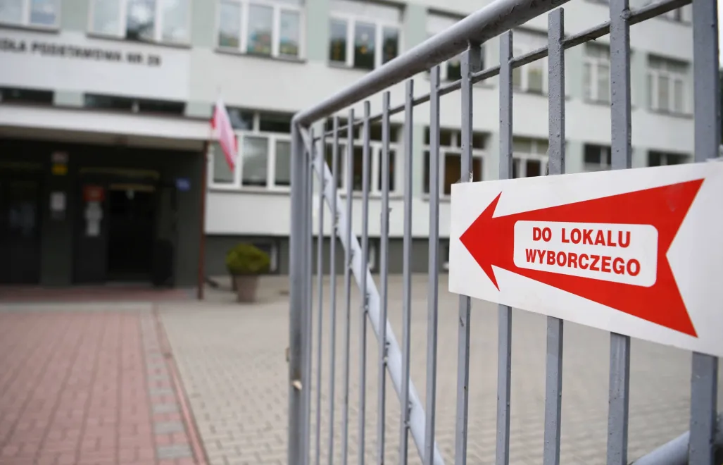 Informacja o dojściu do lokalu wyborczego w Szkole Podstawowej nr 29 w Rzeszowie Fot. PAP/Darek Delmanowicz