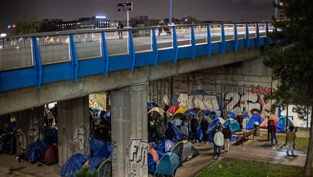 Migranci w Paryżu, Fot. PAP/EPA/CHRISTOPHE PETIT TESSON
