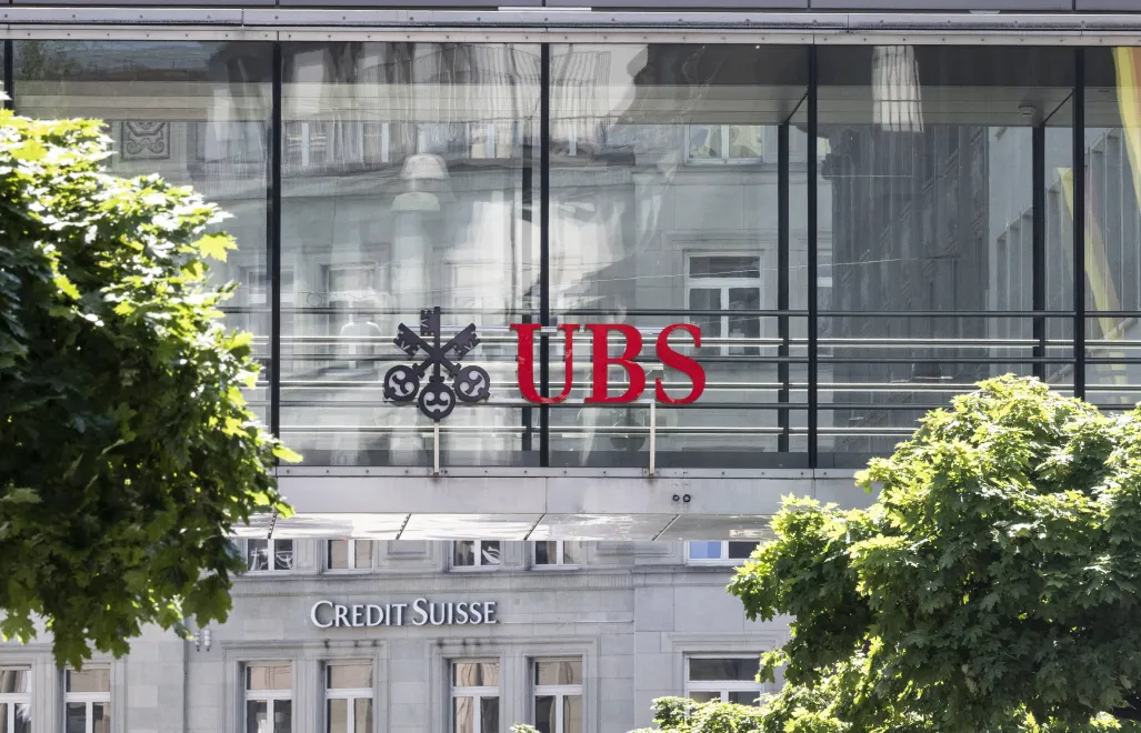 Logo banków UBS i Credit Suisse w Zurychu w Szwajcarii, fot. PAP/EPA/KEYSTONE/ENNIO LEANZA