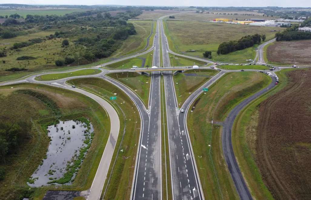 Otwarcie dla ruchu obwodnicy Przecławia i Warzymic w ciągu drogi krajowej nr 13. w Przecławiu. fot. PAP/Marcin Bielecki
