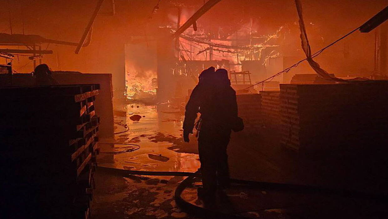 Pożar po ataku rakietowym na Lwów, Fot. PAP/EPA/STATE EMERGENCY SERVICE HANDOUT