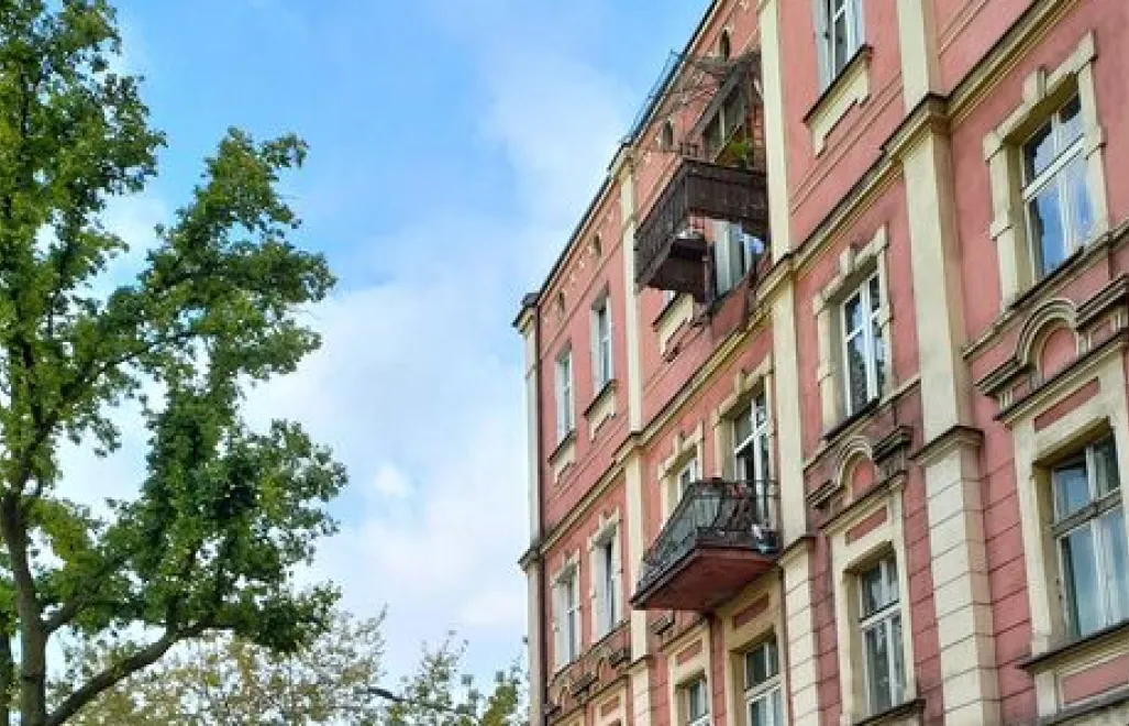 Balkon oderwał się od budynku w Sosnowcu Fot. KM PSP Sosnowiec