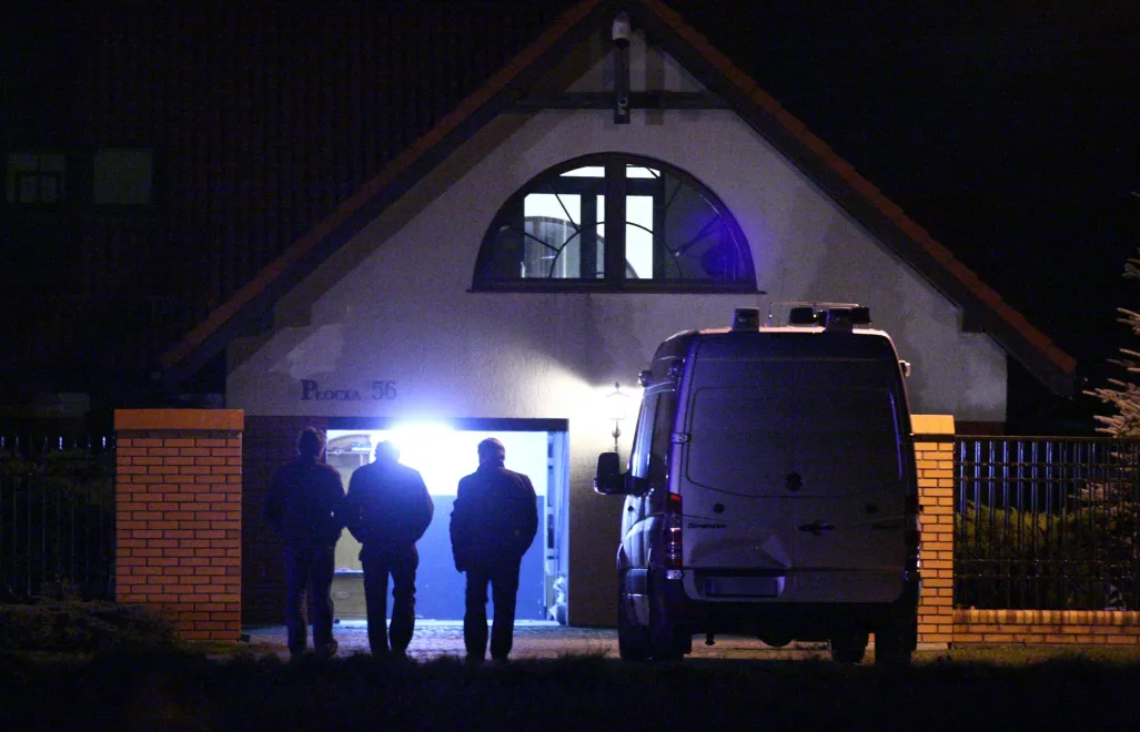 Wizja lokalna w domu porwanego i zamordowanego Krzysztofa Olewnika Fot. PAP/Marcin Bednarski