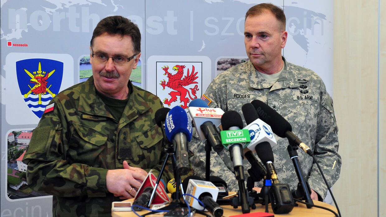 Gen. Bogusław Samol ( z prawej) i gen. Ben Hodges Fot. PAP/Marcin Bielecki