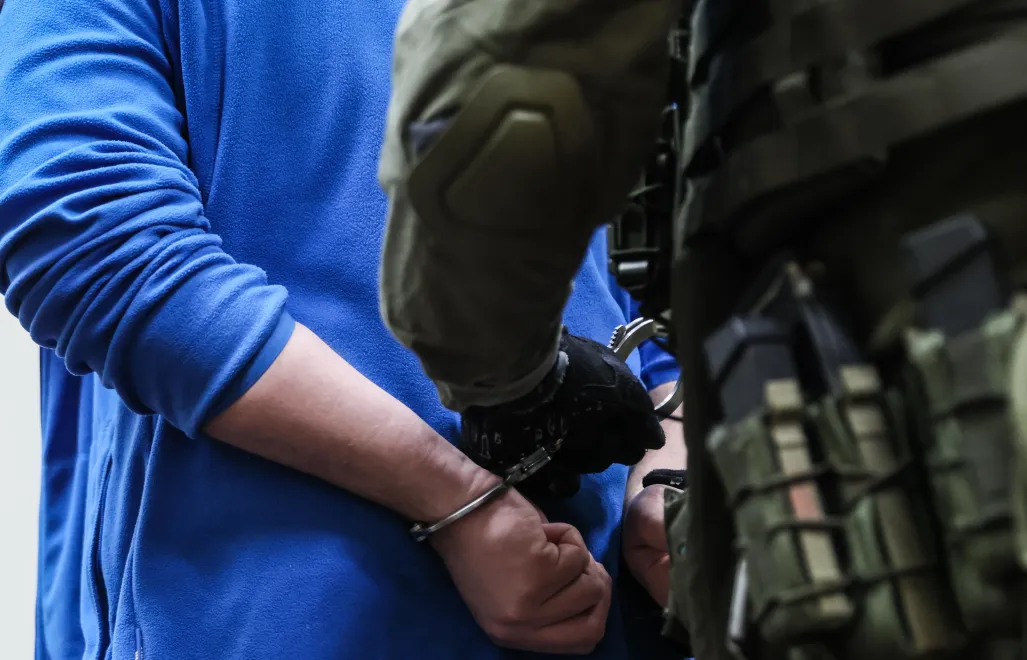 Kajdanki, zatrzymanie. Fot. PAOP/Leszek Szymański (zdjęcie ilustracyjne)