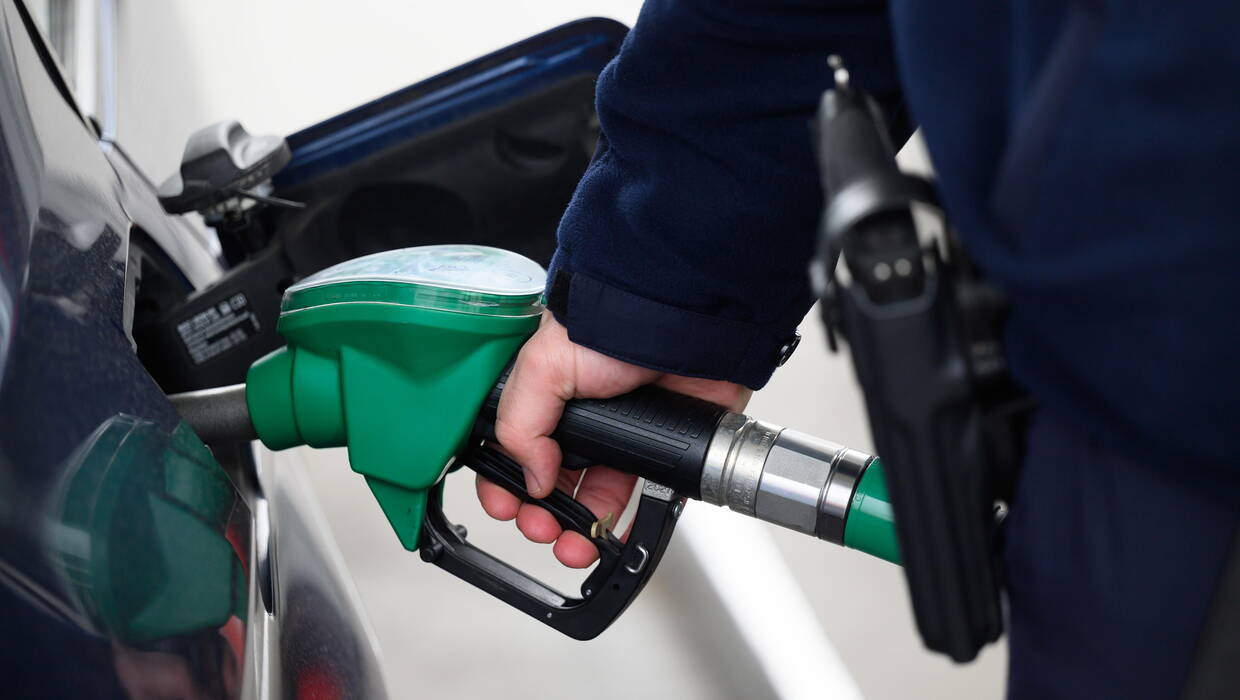 Zdaniem eksperta Instytutu Jagiellońskiego Marcina Roszkowskiego, obecny niski poziom cen paliw może utrzymać się jeszcze kilka miesięcy. Fot. PAP/Jakub Kaczmarczyk