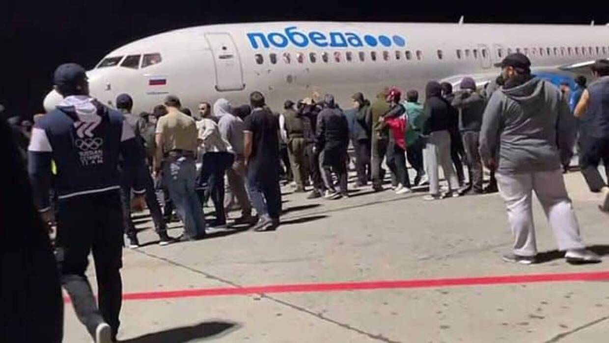 Mężczyźni wdarli się na płytę lotn9iska w Dagestanie Fot. X/visegrad24