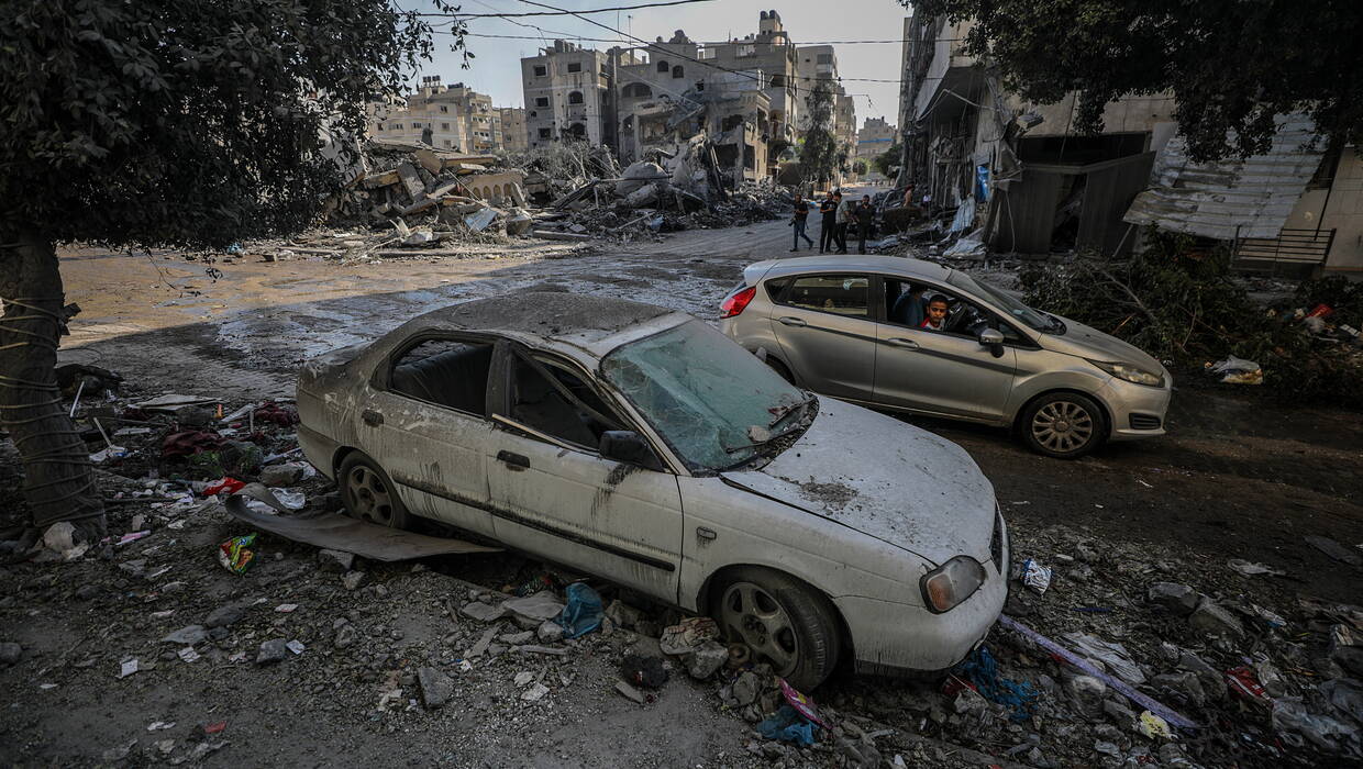 Zgliszcza w mieście Gaza Fot. PAP/EPA/MOHAMMED SABER