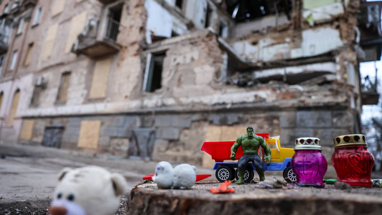  Dziecięce zabawki przed zniszczonym budynkiem mieszkalny w Krzywym Rogu Fot. PAP/Leszek Szymański