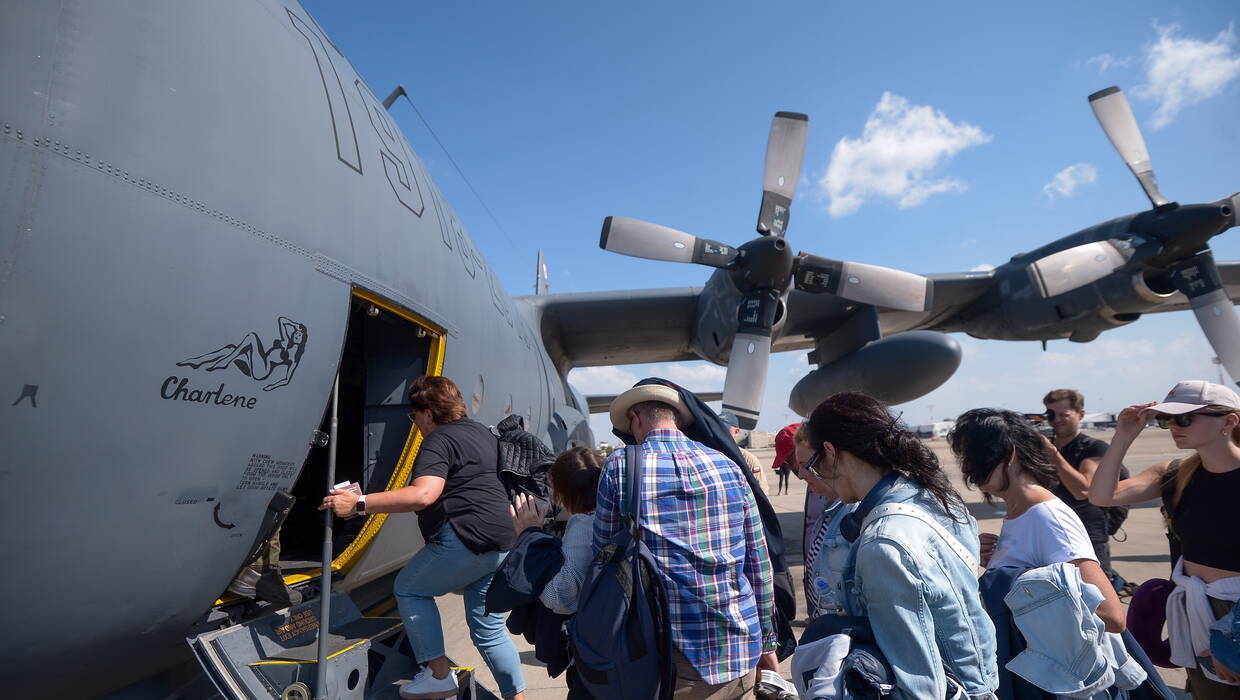 Polacy ewakuowani z Izraela wsiadają do samolotu Hercules Sił Powietrznych RP na lotnisku w Chanii na Krecie. Fot.  PAP/Marcin Obara