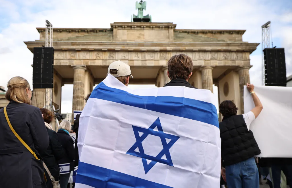 22 października, proizraelska manifestacja przed Bramą Brandenburską w Berlinie, fot. PAP/EPA/CLEMENS BILAN