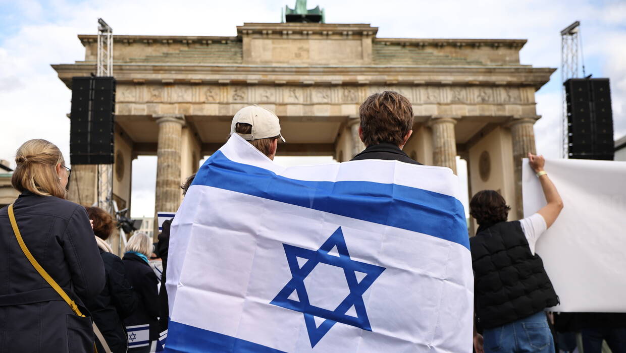 22 października, proizraelska manifestacja przed Bramą Brandenburską w Berlinie, fot. PAP/EPA/CLEMENS BILAN