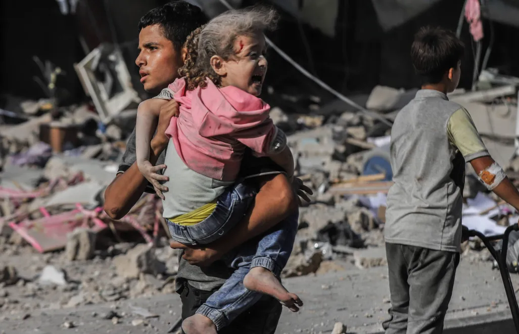 Ludność cywilna Strefy Gazy podczas izraelskiego ataku rakietowego, fot. PAP/DPA/Mohammed Abu Elsebah