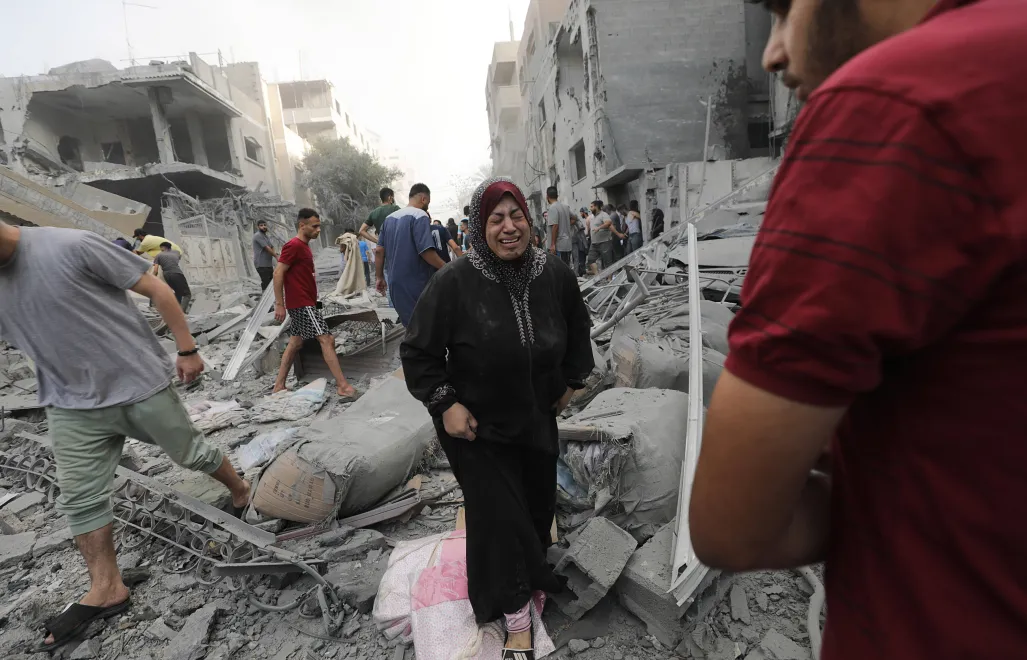 Komunikacja do i ze Strefy Gazy po rozszerzeniu w piątek operacji lądowej przez armię Izraela została odcięta, niedobory paliwa pogarszają sytuację - relacjonuje BBC. Fot. PAP/EPA