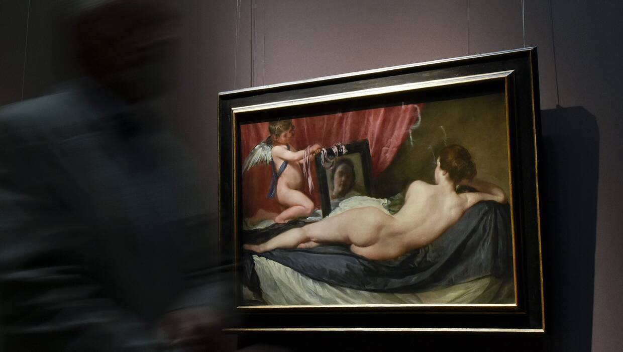 zaatakowano w poniedziałek młotkami obraz Diego Velazqueza "Wenus z lustrem", fot. PAP/EPA/HERBERT NEUBAUER