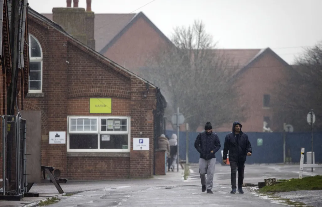 Migranci, którzy przekroczyli kanał La Manche, w ośrodku dla ubiegających się o azyl w Wielkiej Brytanii Fot. PAP/EPA/TOLGA AKMEN