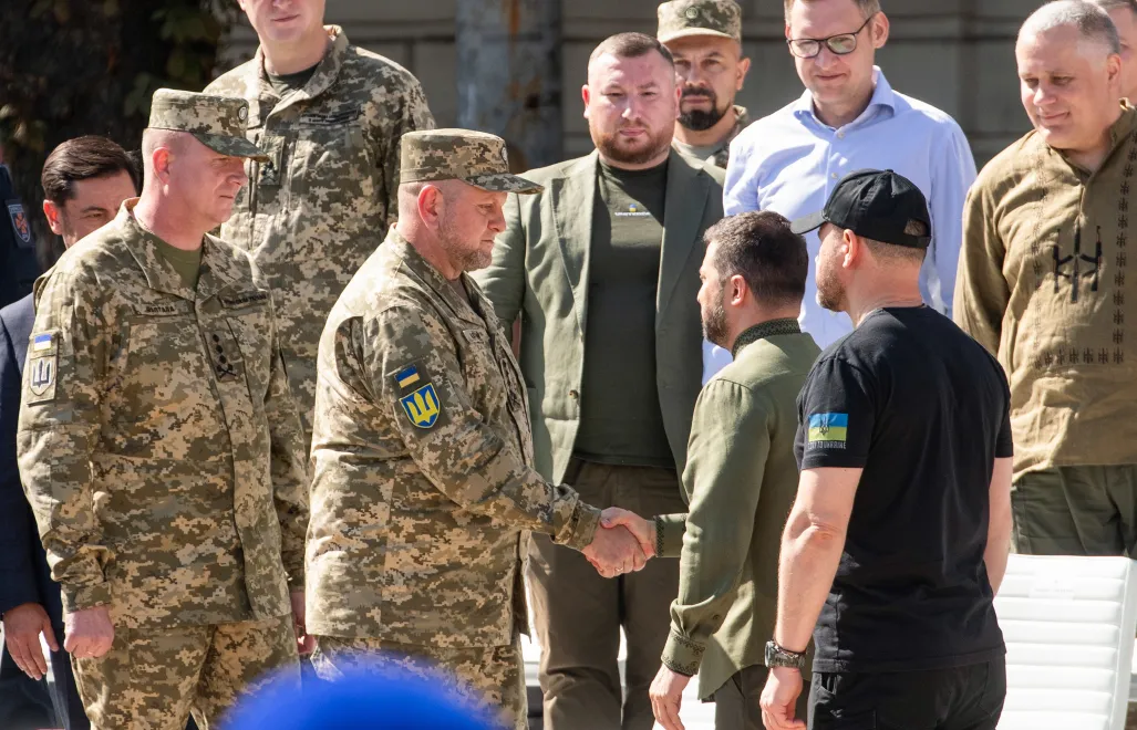 Kijów, Ukraina, 24.08.2023. Prezydent Ukrainy Wołodymyr Zełenski (C-P) oraz dowódca Sił Zbrojnych Ukrainy gen. Wałerij Załużny (C-L) podczas uroczystych obchodów Dnia Niepodległości Ukrainy w Kijowie, fot. PAP/Vladyslav Musiienko