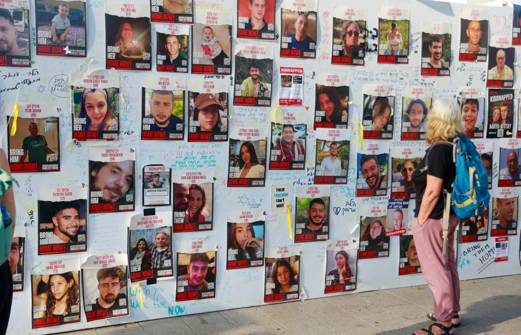 Tel Aviv, zdjęcia osób uprowadzonych i więzionych przez Hamas, fot. PAP/AA/Abaca