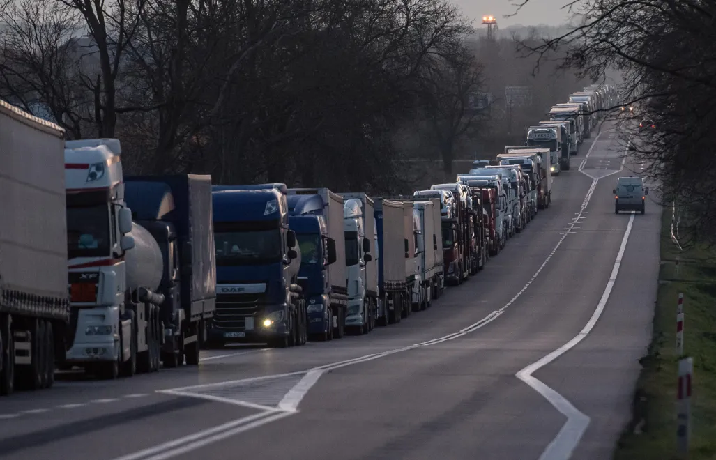 Dorohusk, 16.11.2023. 27-kilometrowa kolejka tirów do polsko-ukraińskiego przejścia granicznego w Dorohusku, fot. PAP/Wojtek Jargiło