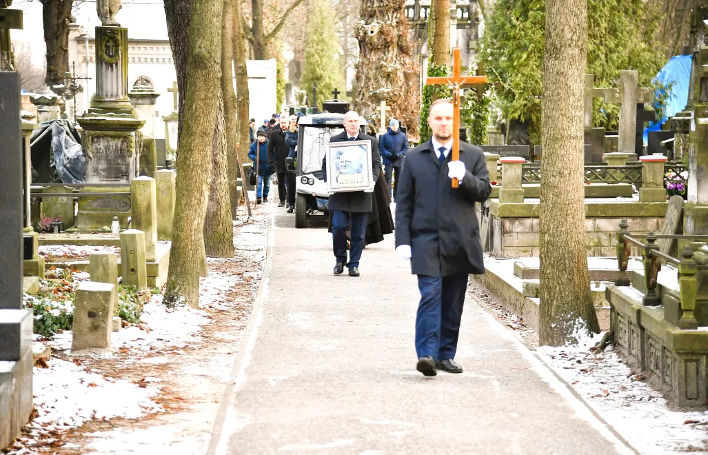 Urna z prochami Macieja Damięckiego spoczęła w grobie na Cmentarzu Wojskowym na Powązkach w Warszawie. Fot. PAP