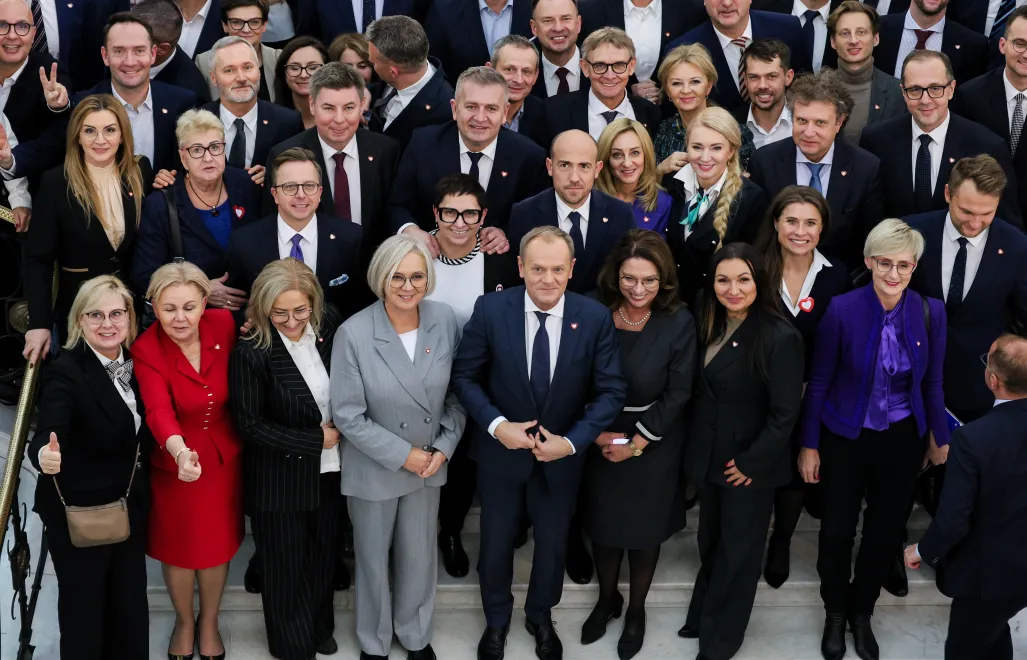 Premier Donald Tusk i politycy KO pozują do pamiątkowego zdjęcia w Sejmie Fot. PAP/Paweł Supernak