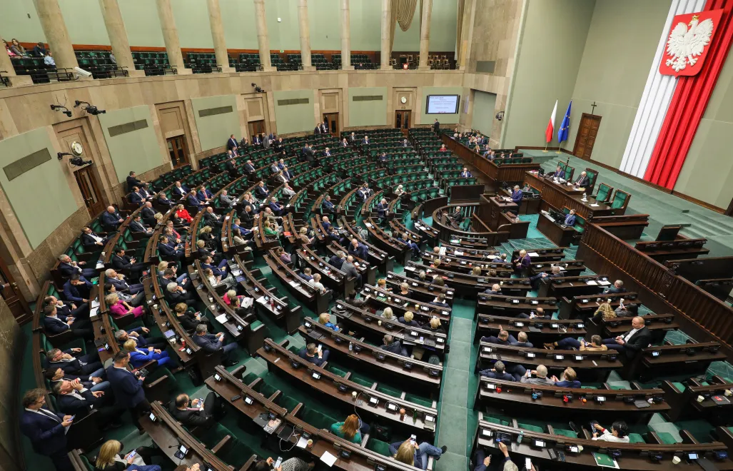 Posłowie na sali obrad Sejmu, fot. PAP/Paweł Supernak