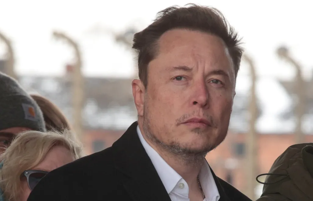 Właściciel Tesli i platformy X Elon Musk podczas wizyty na terenie byłego niemieckiego obozu koncentracyjnego Auschwitz II-Birkenau w Brzezince, fot. PAP/Zbigniew Meissner