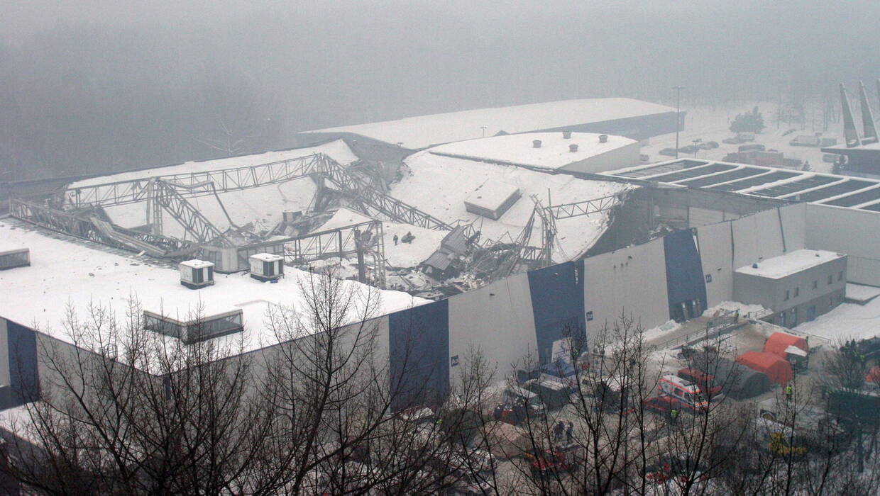 Dach jednego z pawilonów na terenie Międzynarodowych Targów Katowickich, gdzie odbywała się wystawa gołębi zawalił się 28 stycznia 2006 roku pod ciężarem zalegającego śniegu. Fot. PAP/Andrzej Grygiel