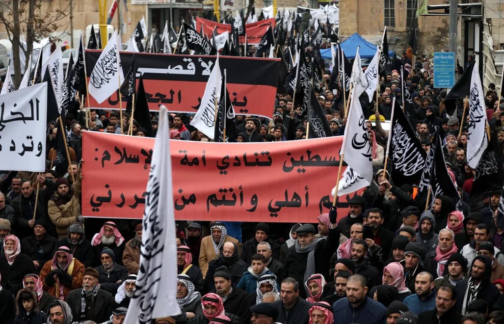 Zwolennicy antysemickiej organizacji Hizb ut-Tahrir w Zachodnim Brzegu, fot. PAP/EPA/ABED AL HASHLAMOUN