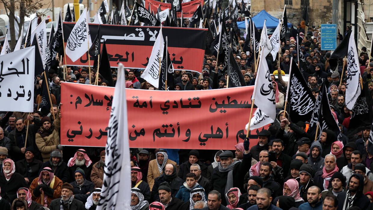 Zwolennicy antysemickiej organizacji Hizb ut-Tahrir w Zachodnim Brzegu, fot. PAP/EPA/ABED AL HASHLAMOUN