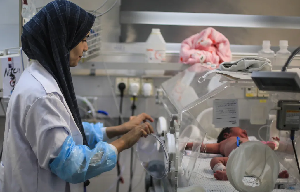 Noworodek w inkubatorze w szpitalu Nasser w Strefie Gazy. Zdj. ilustracyjne. fot. PAP/DPA/Mohammed Talatene