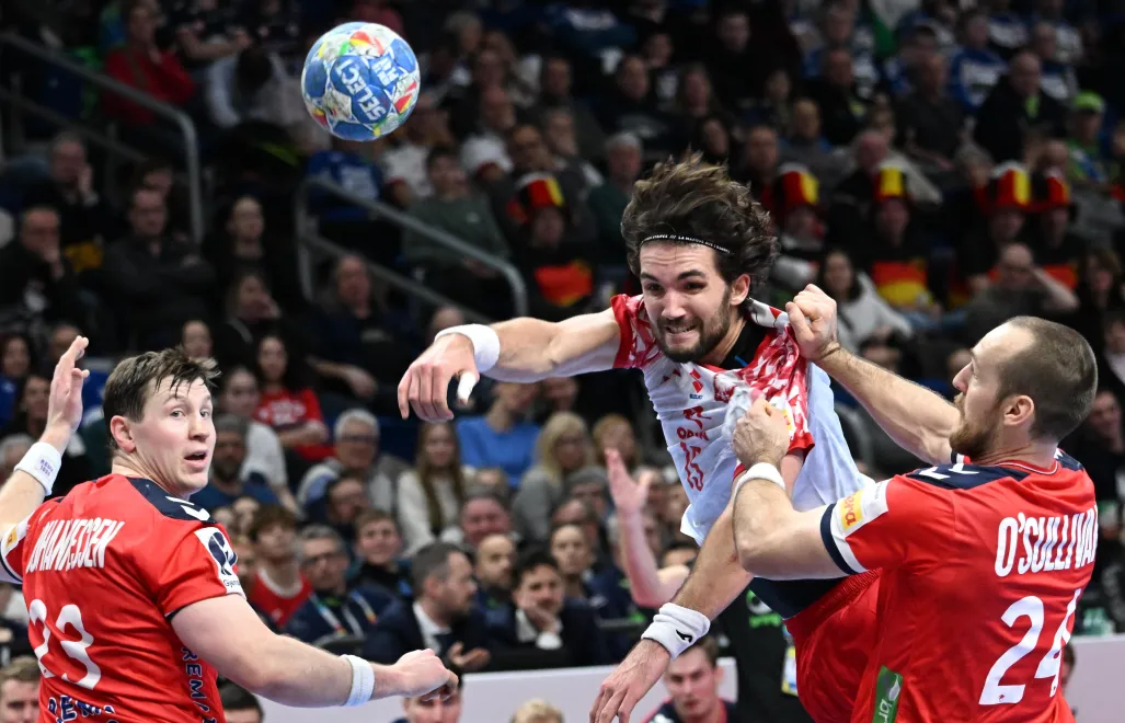  Michał Olejniczak oraz Norweg Goran Sogard Johannessen w meczu grupy D mistrzostw Europy piłkarzy ręcznych w Berlinie. Fot. PAP/Marcin Bielecki