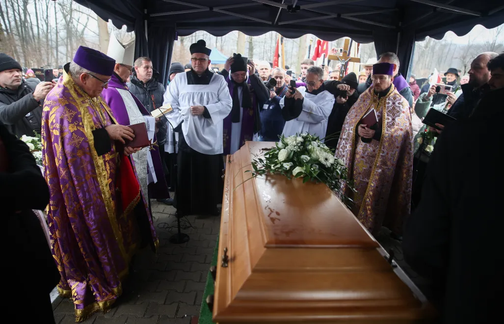  Pogrzeb ks. Tadeusza Isakowicza-Zaleskiego na cmentarzu parafialnym w Rudawie. Fot. PAP/Łukasz Gągulski