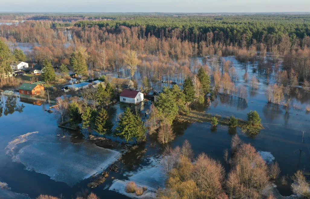 Wysoki poziom wody na Bugu spowodowany jest roztopami i spiętrzającą się krą. Fot. PAP/Leszek Szymański
