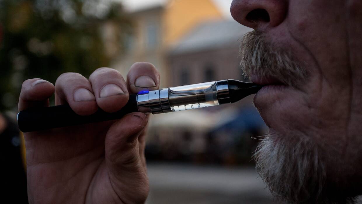 Palenie e-papierosa, fot. PAP/Michał Walczak