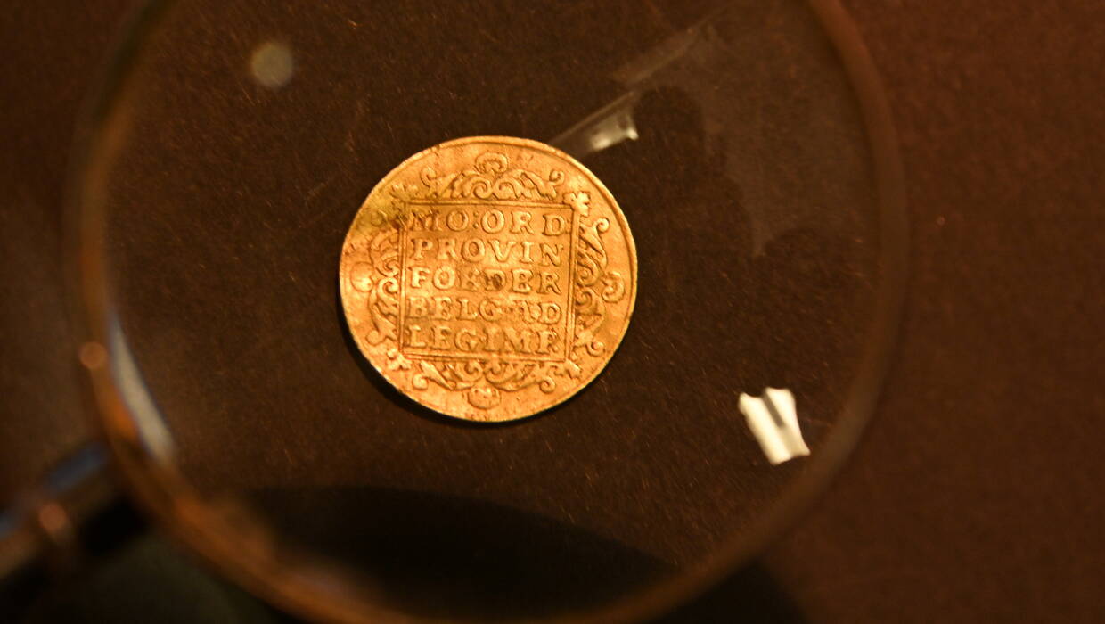 Złoty dukat z Niderlandów, datowany na 1777 rok, prezentowany w Muzeum Ziemi Kamieńskiej w Kamieniu Pomorskim. Fot. PAP/Marcin Bielecki