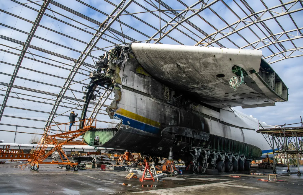 Szczątki największego samolotu transportowego na świecie AN-225 Mrija zniszczonego przez rosyjskie wojska. Fot. PAP/Vladyslav Musiienko