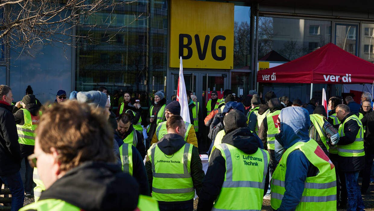Trwający w czwartek i piątek strajk ostrzegawczy w Berlinie jest organizowany przez związek zawodowy Verdi. Fot. PAP/DPA/Jörg Carstensen