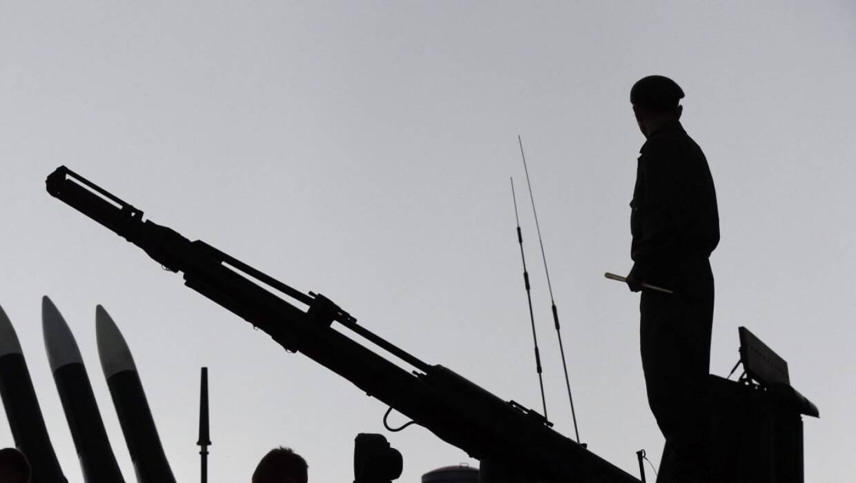 Sylwetka żołnierza i broń - zdjęcie ilustracyjne Fot. PAP/EPA/ANATOLY MALTSEV 