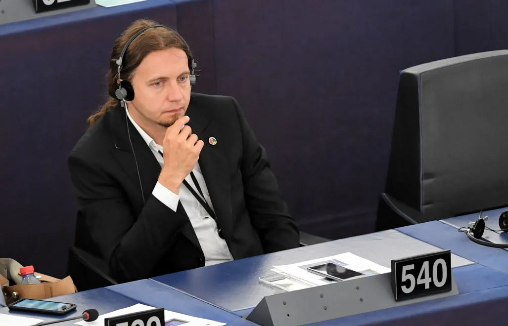 Eurodeputowany Łukasz Kohut w Parlamencie Europejskim w Strasburgu, fot. PAP/Radek Pietruszka