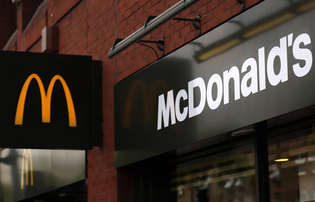 Logo McDonald's nad restauracją w Londynie, fot. PAP/EPA/ANDY RAIN
